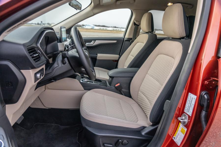 Интерьер Ford Escape SE 2019 года  (NA) (фото 38 из 40)